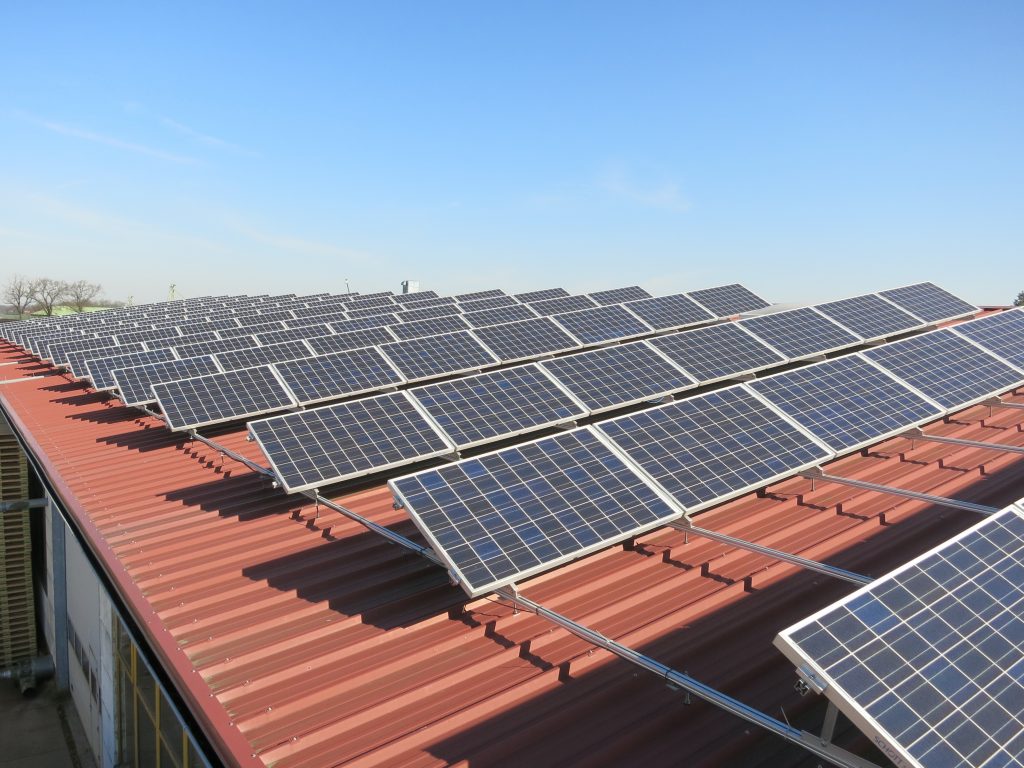 Solaranlage auf der Produktionshalle